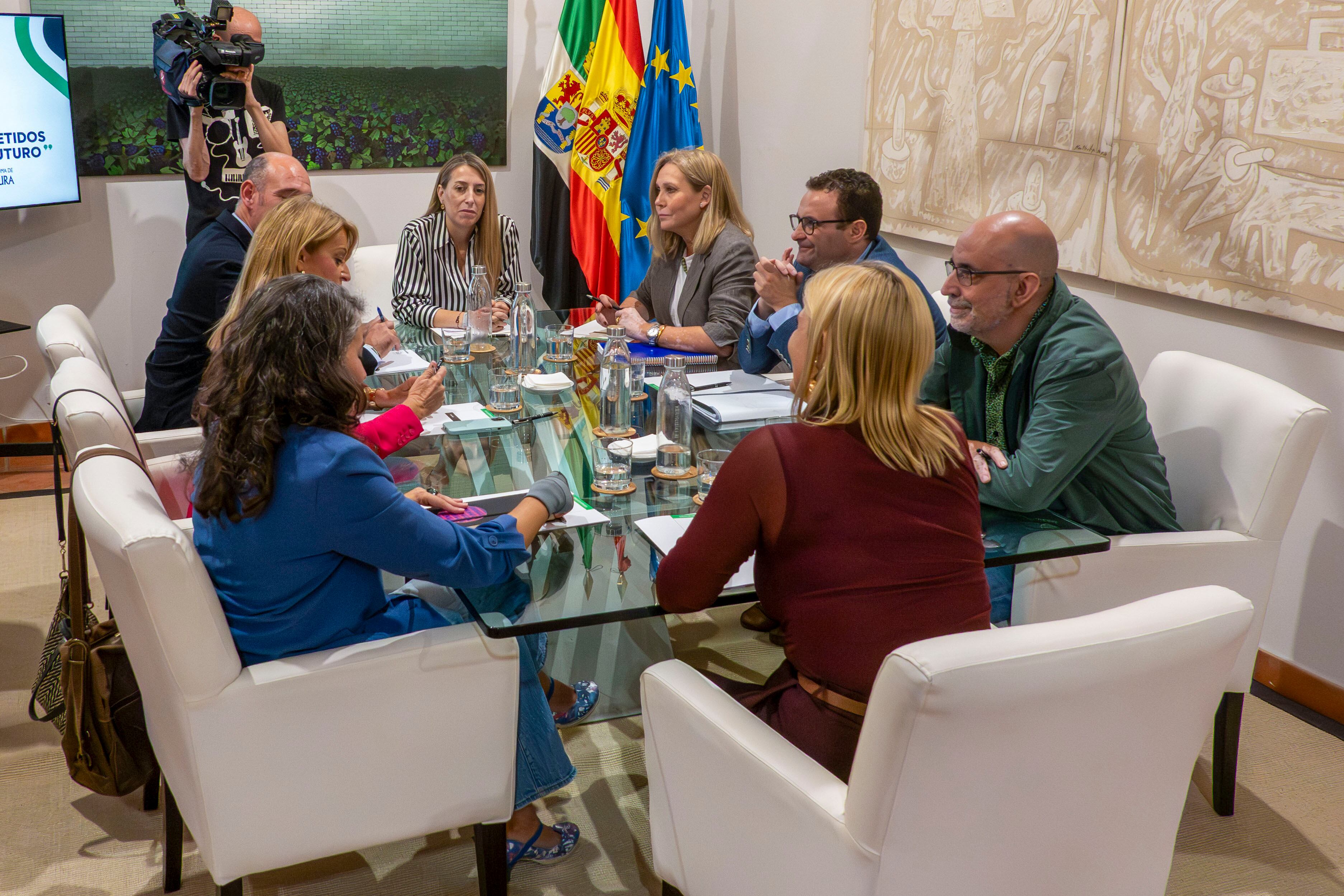 MÉRIDA, 29/09/2025.- La presidenta de la Junta de Extremadura, María Guardiola, junto a consejera de Hacienda Elena Manzano Silva, ha avisado este lunes a los grupos parlamentarios del Parlamento regional que si no puede sacar adelante los presupuestos autonómicos para 2026 convocará elecciones anticipadas. PSOE y Unidas por Extremadura han calificado de &quot;chantaje&quot; la advertencia de la presidenta de la Junta, María Guardiola, de convocar elecciones anticipadas si no se aprueban los presupuestos de 2026 y que presentará un propuesta para modificar el Reglamento de la Asamblea y que la legislatura dure cuatro años y no termine en 2027 como correspondería. EFE/ Jero Morales
