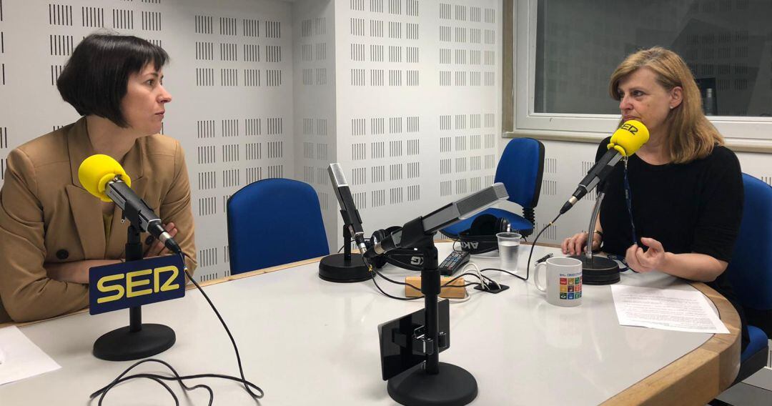 La portavoz nacional del BNG, Ana Pontón, durante la entrevista con Aida Pena en el estudio de Radio Galicia.