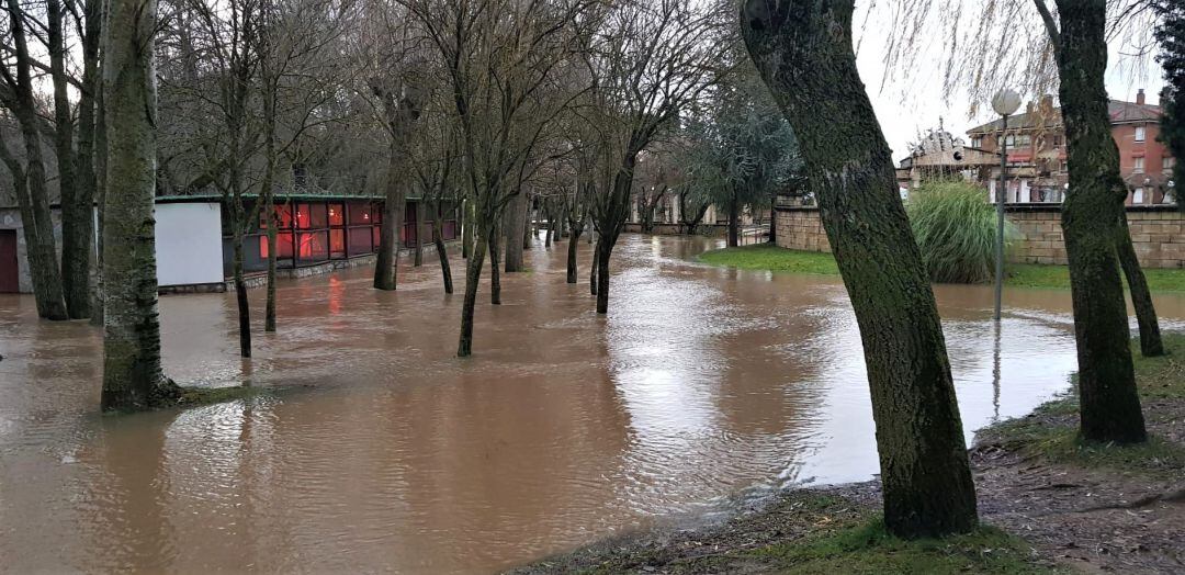 Parque Javier Cortes de Saldaña (Palencia) inundado por el temporal