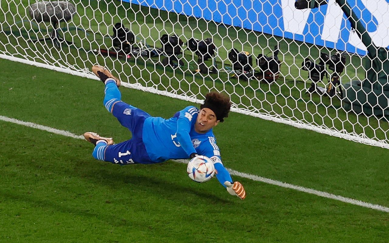 Momento de la parada de Guillermo Ochoa ante Lewandowski