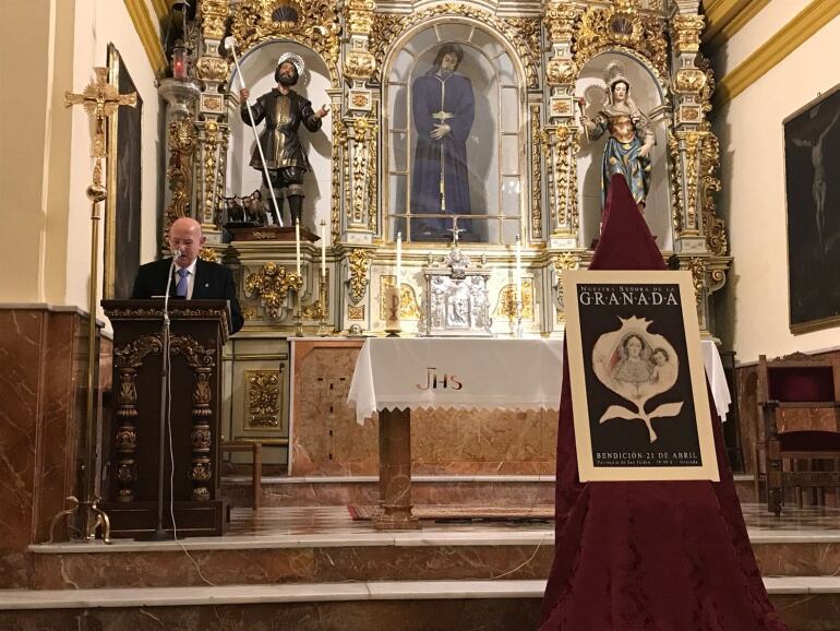 El cofrade Pepe Ubago durante la presentación del cartel de bendición de la Virgen de la Granada