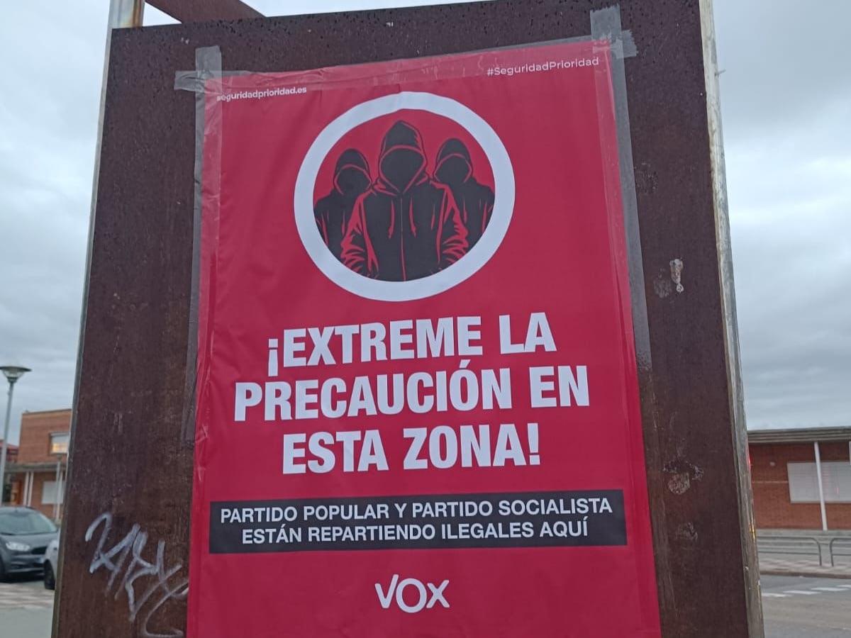 Cartel de Vox pegado en las calles de Blanes (Girona)