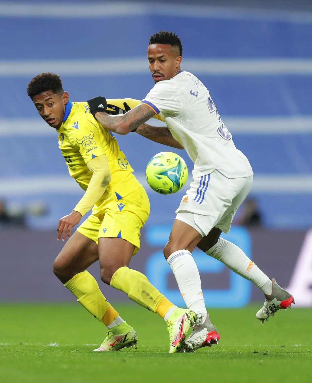 El Choco pugna con Militao en el Real Madrid - Cádiz CF