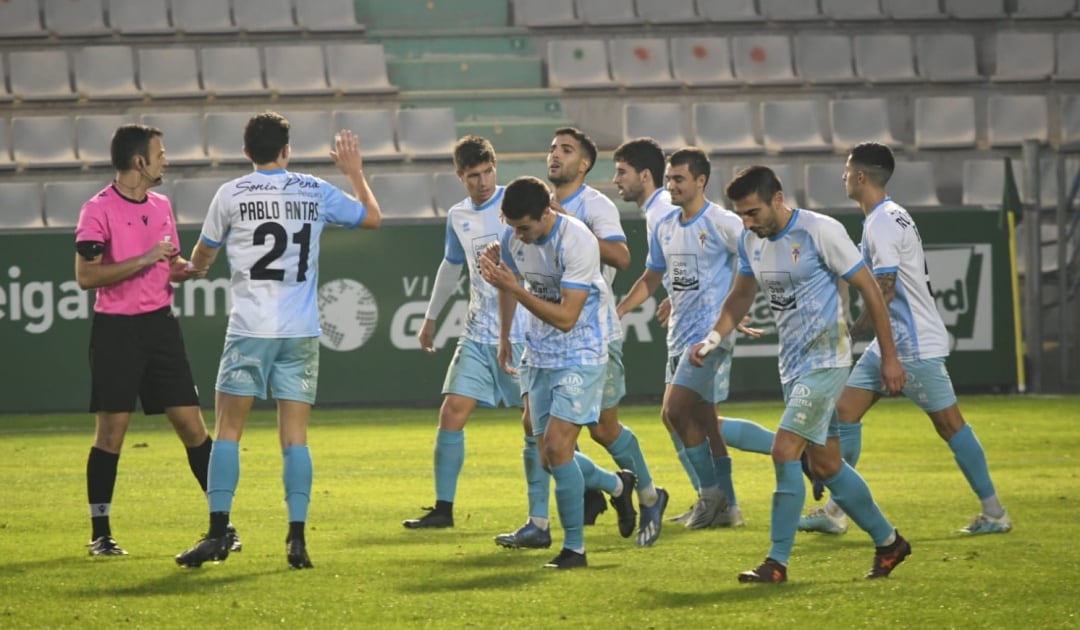 Los futbolistas del Compostela celebran el gol de Pablo Antas que valió el empate