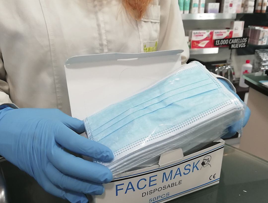 Caja de mascarillas en una farmacia de Castelló