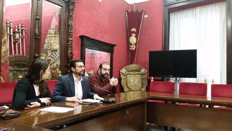 Los portavoces en el Ayuntamiento de Granada de PSOE, Vamos Granada e Izquierda Unida, anuncian la moción que llevarán al pleno sobre la unificación de las empresas de autobús urbano.