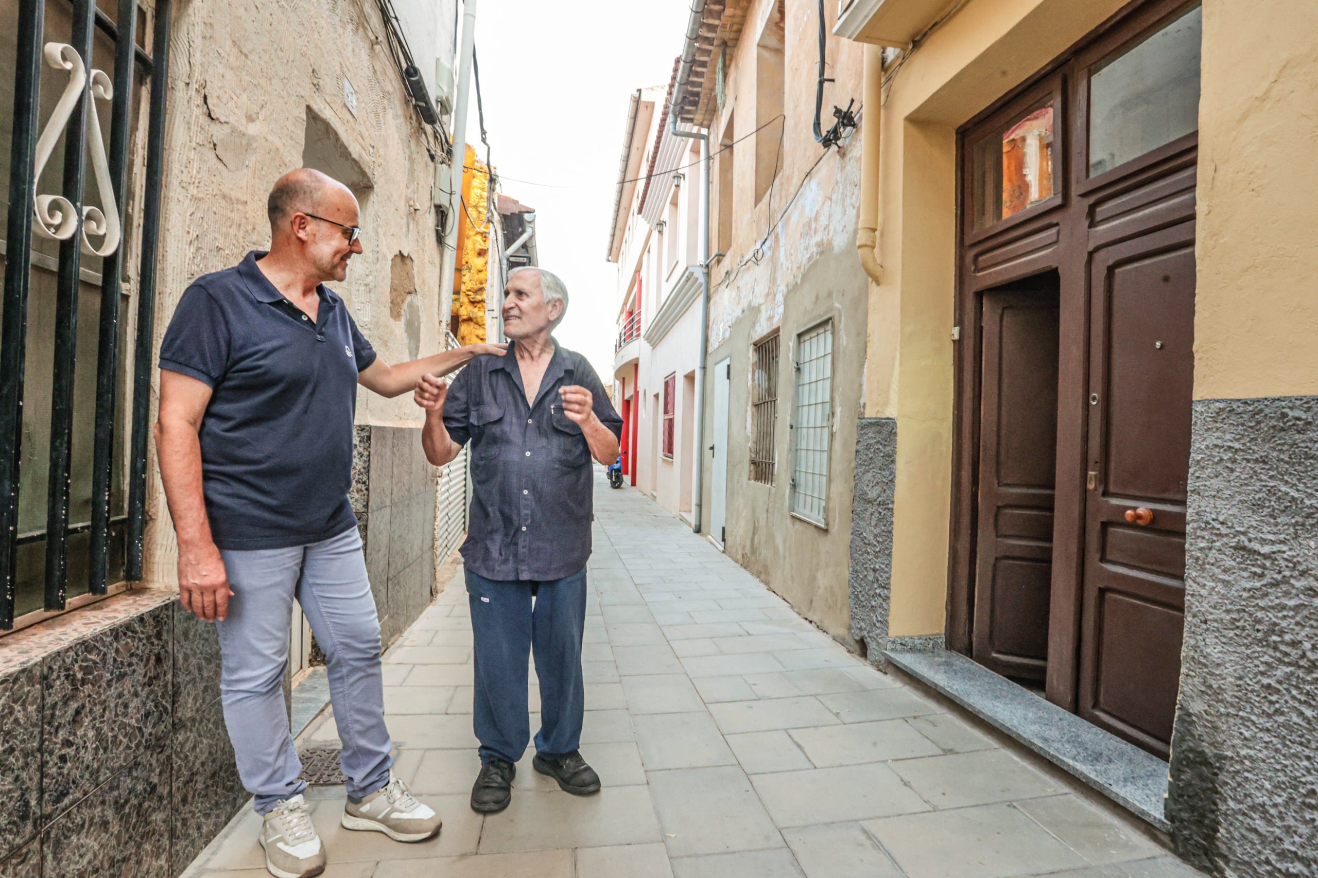 Gabriel Segura, junto a un vecino de la calle