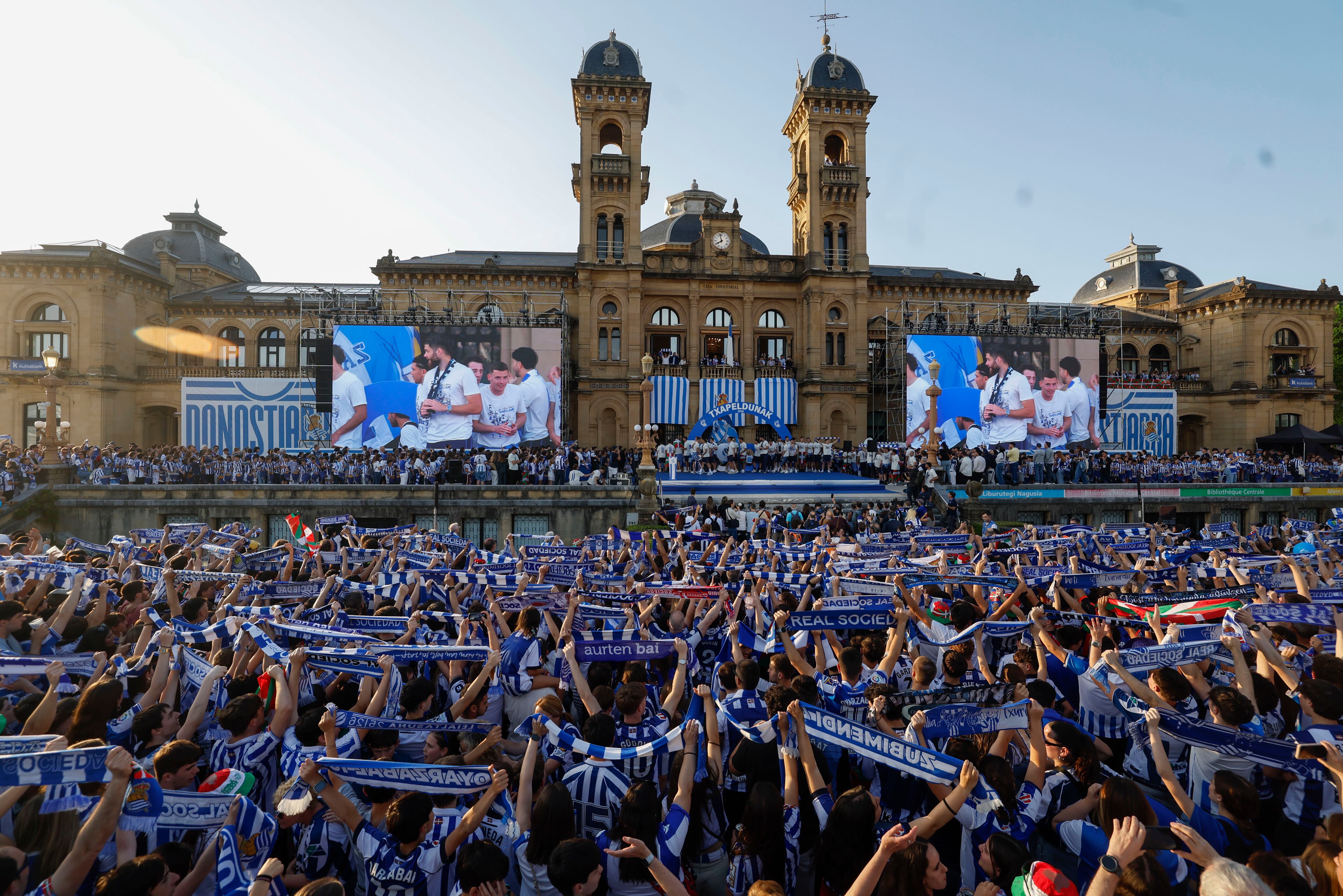 SAN SEBASTIÁN, 20/04/2026.- Miles de personas celebran junto a los jugadores de la Real Sociedad la victoria en la final de la Copa de Rey, este lunes en San Sebastián. EFE/ Javier Etxezarreta