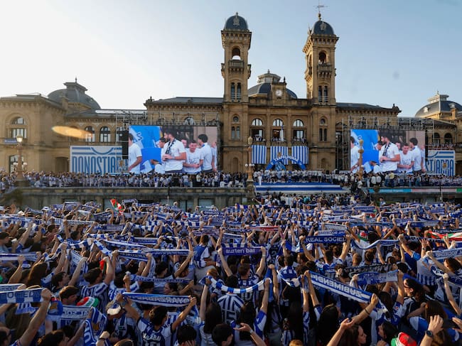 SAN SEBASTIÁN, 20/04/2026.- Miles de personas celebran junto a los jugadores de la Real Sociedad la victoria en la final de la Copa de Rey, este lunes en San Sebastián. EFE/ Javier Etxezarreta