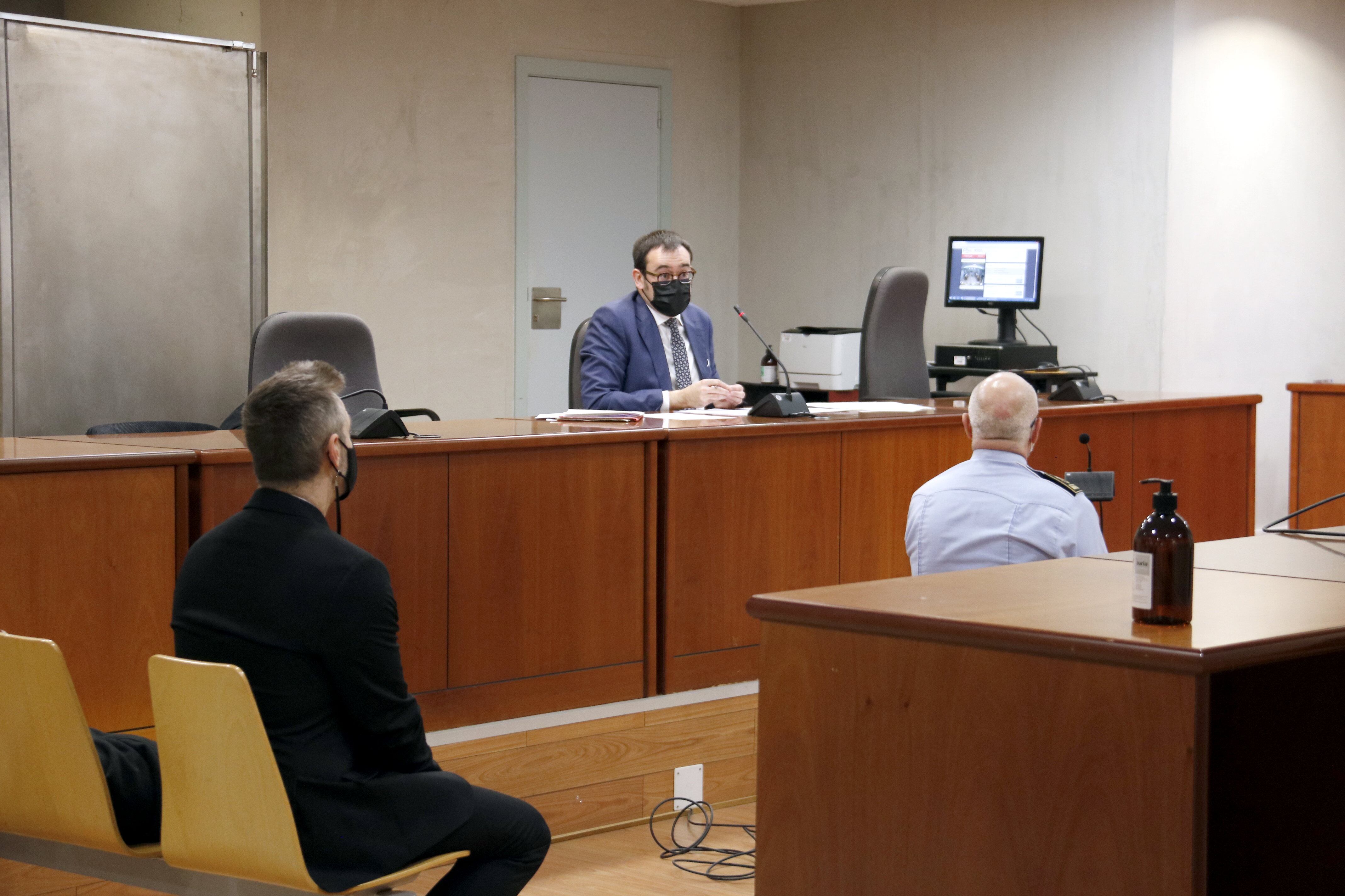 Un moment del judici. L'intendent, en primer terme, declarant. Al darrere, el caporal que és jutjat.