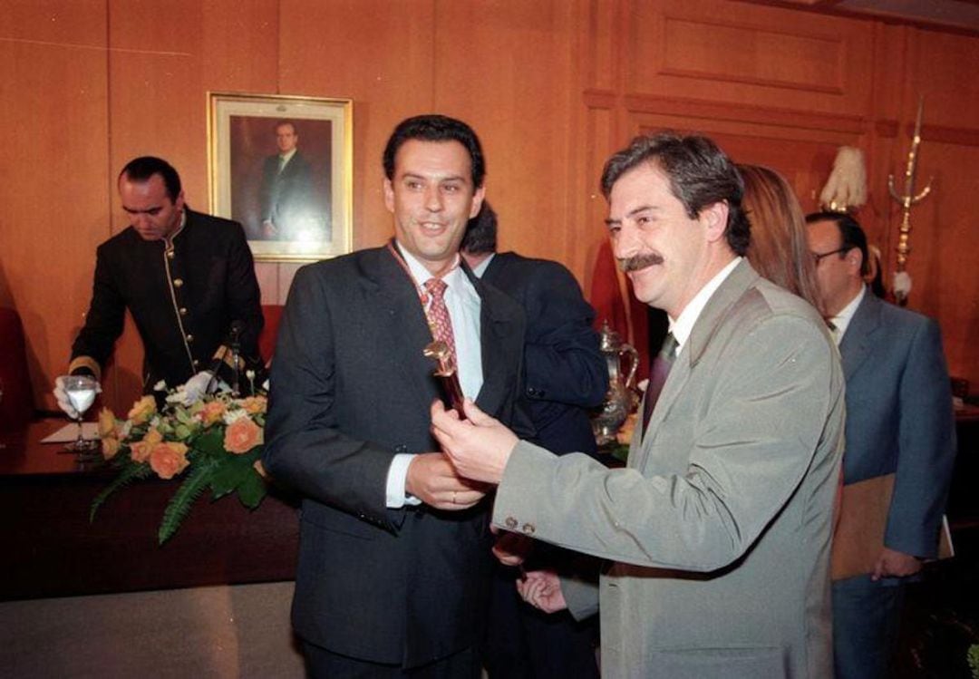 Manuel Pérez entrega el bastón de mando al nuevo alcalde de Córdoba, Rafael Merino. 1995. Archivo Municipal