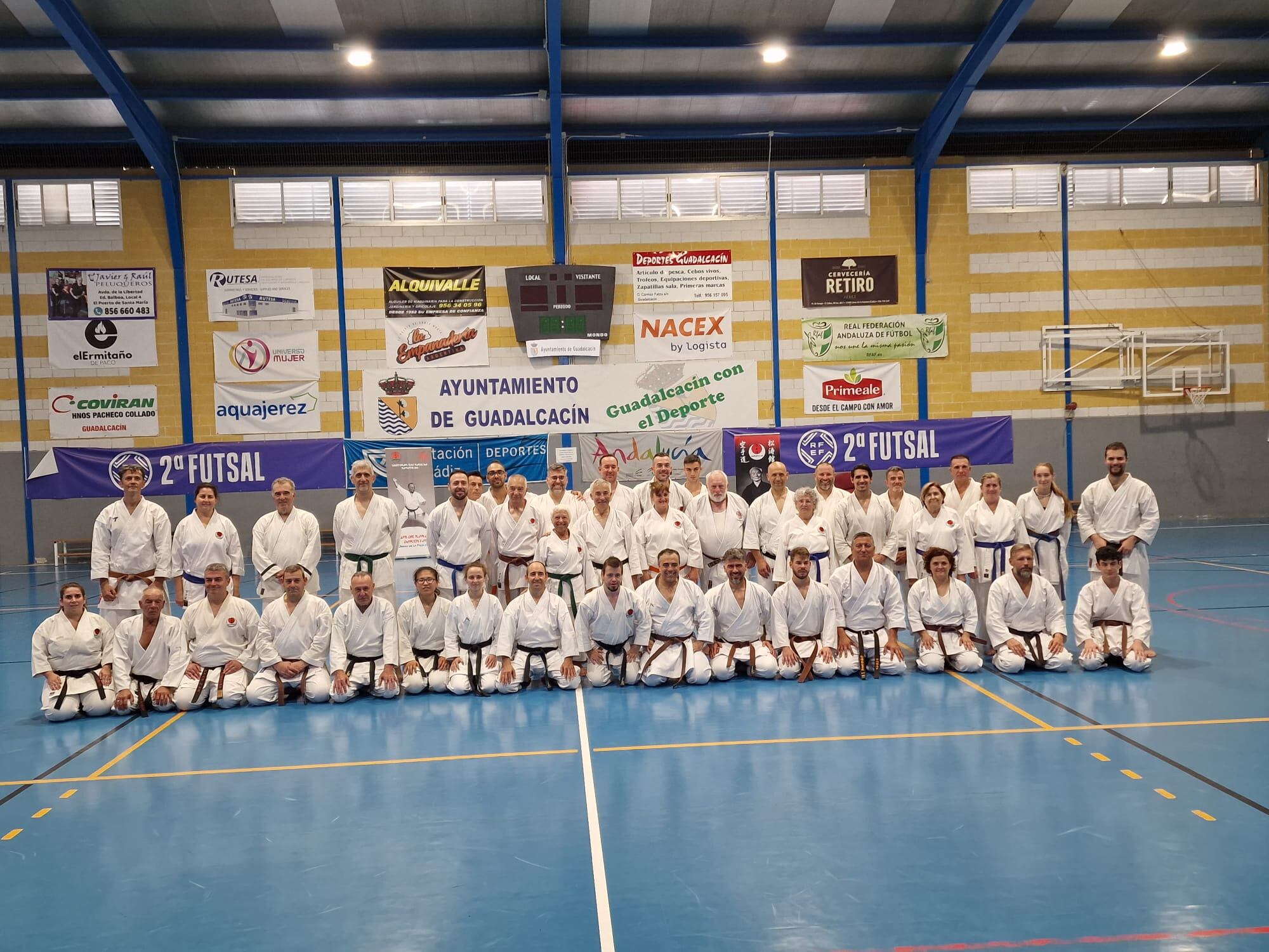 Alumnos participantes en el Curso de karate