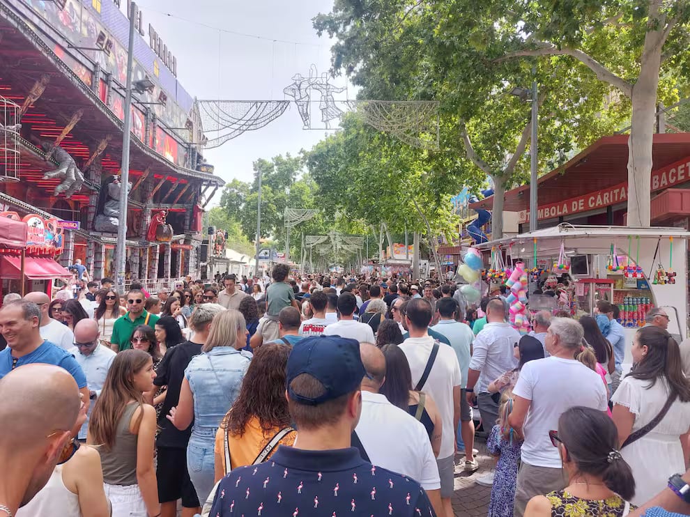 Así de concurrido estaba el Paseo de la Feria este sábado por la mañana