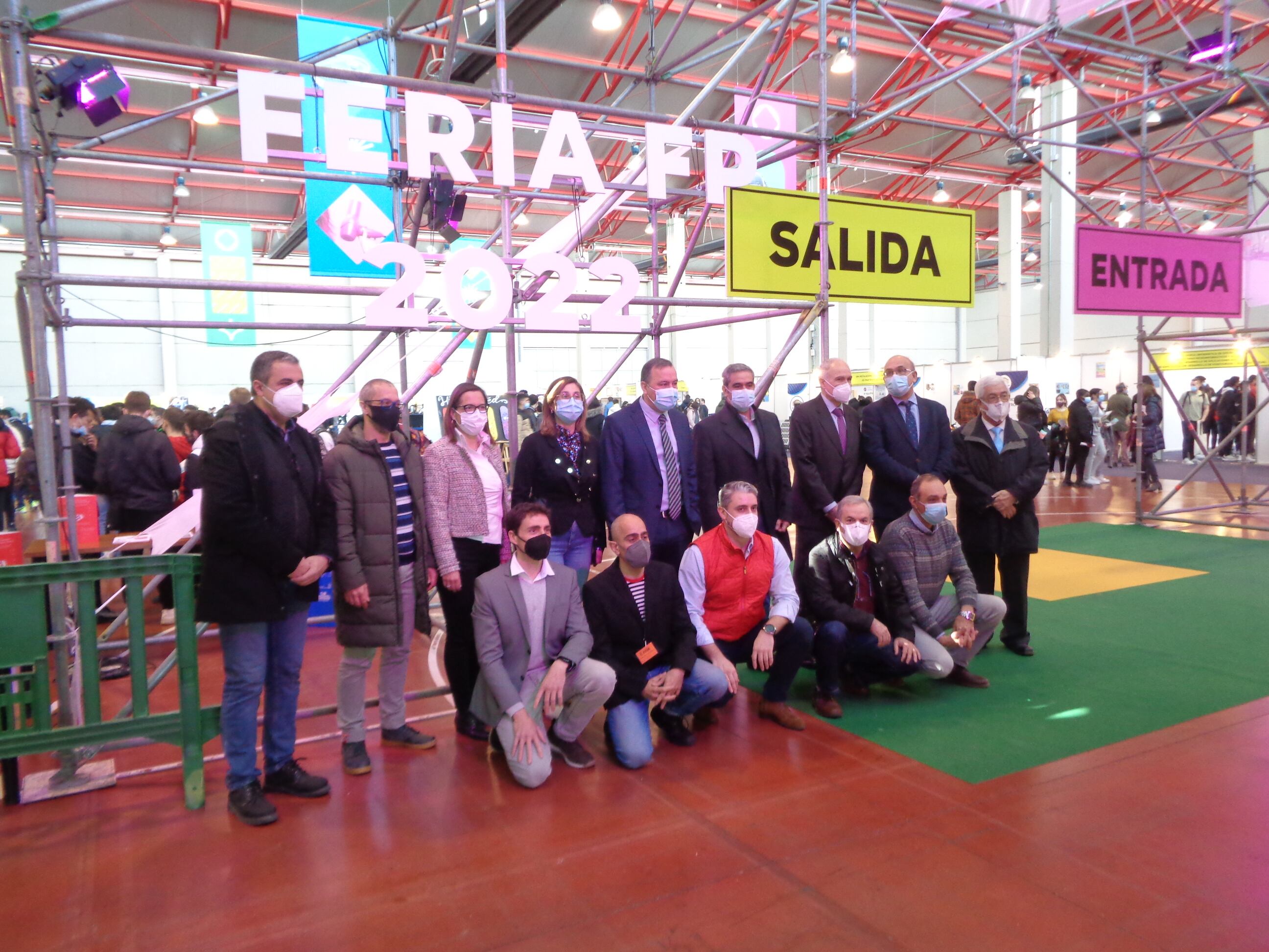 Foto de grupo de las autoridades y representación de los diferentes centros