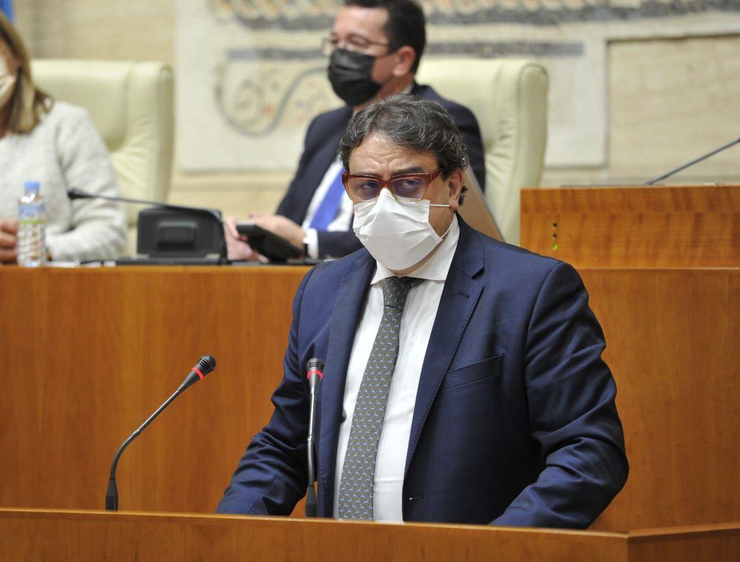 15-12-2021 El consejero de Sanidad, José María Vergeles, en su comparecencia en el Pleno de la Asamblea. POLITICA ESPAÑA EUROPA EXTREMADURA
 ASAMBLEA
 