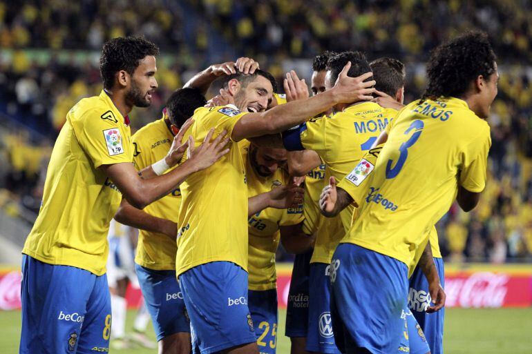 Los jugadores de la UD Las Palmas celebran el tercer gol del equipo canario, durante el encuentro correspondiente a la jornada 35 de primera división, que disputan esta noche frente al RCD Espanyol, en el estadio de Gran Canaria