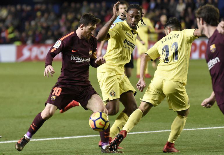 Semedo defiende a Messi durante el partido ante el Barça en El Madrigal