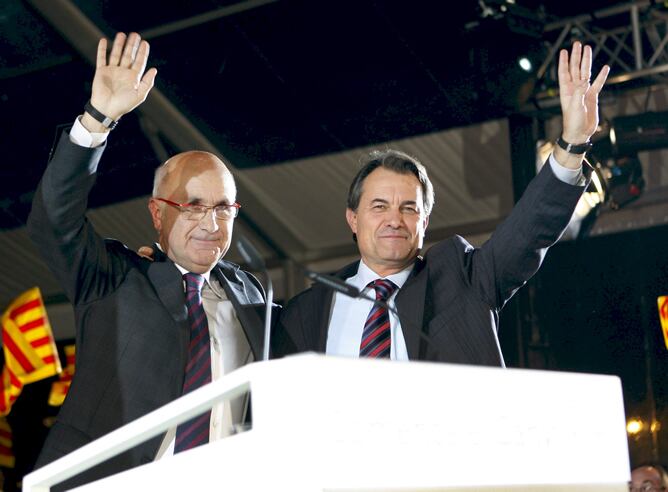 El presidente de CiU y candidato a la presidencia de la Generalitat, Artur Mas, y el portavoz en el Congreso, Duran i Lleida, durante el inicio de campaña que Convergencia i Unio ha celebrado esta noche en la Plaza de Catalunya de Barcelona el 11 de noviembre. EFE/TONI GARRIGA