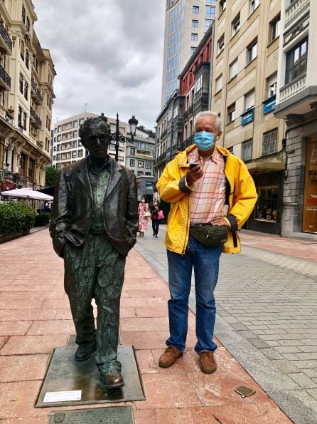 Carlos López-Tapia frente a la estatua de Woody Allen en Oviedo