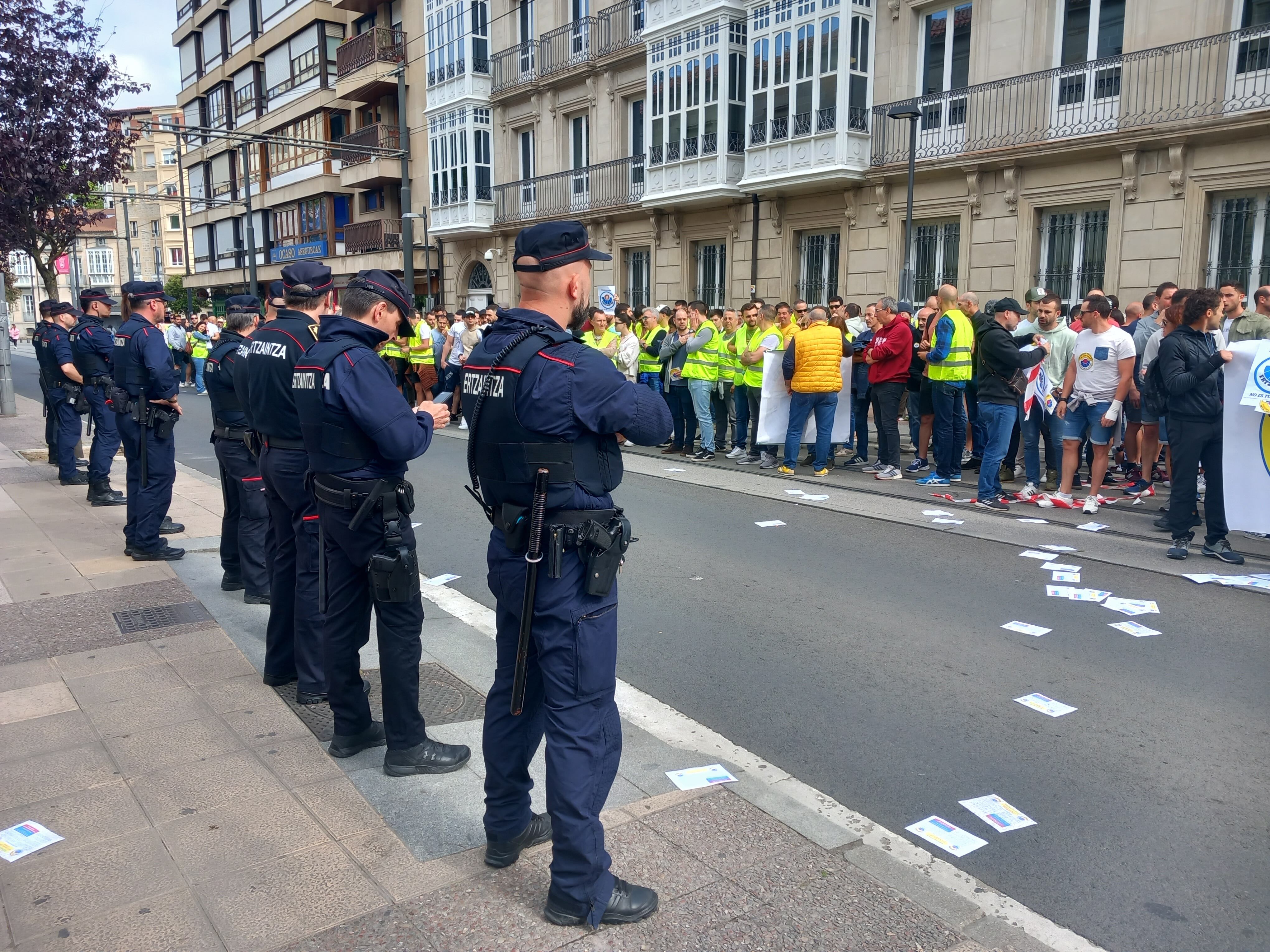 Los ertzainas han ocupado el espacio del tranvía ante la inacción del dispositivo policial