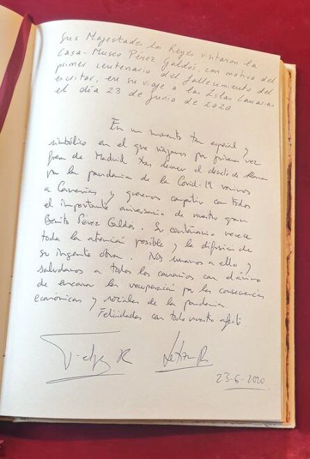 Los Reyes firman en el libro de visitas de la Casa-Museo Pérez Galdós