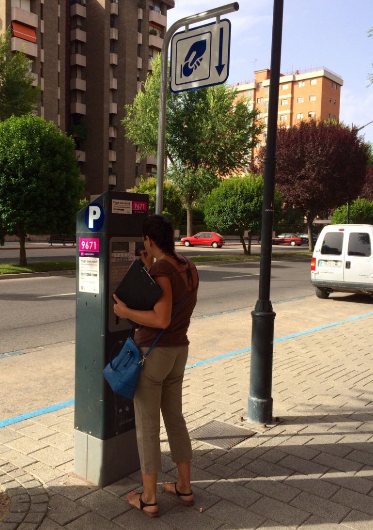 Una conductora saca un 'ticket' para la zona azul