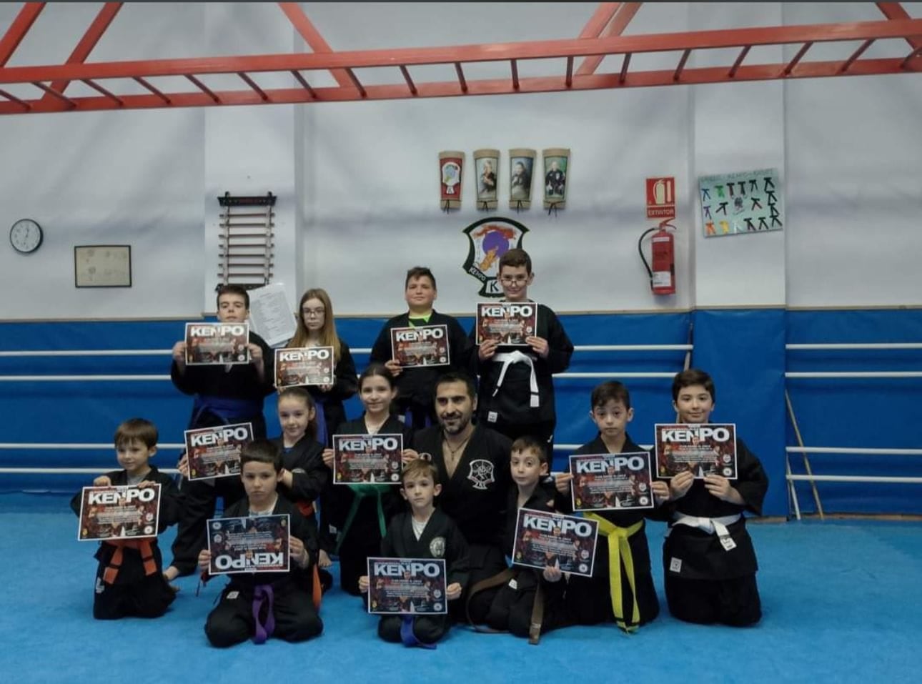 Foto de familia con alumnos de la sesión infantil el sábado