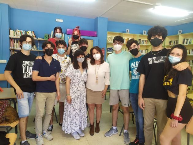 Mercedes Escavy (en el centro de la imagen), coordinadora del programa ADICTLESCENTES, junto a los alumnos que lo desarrollan