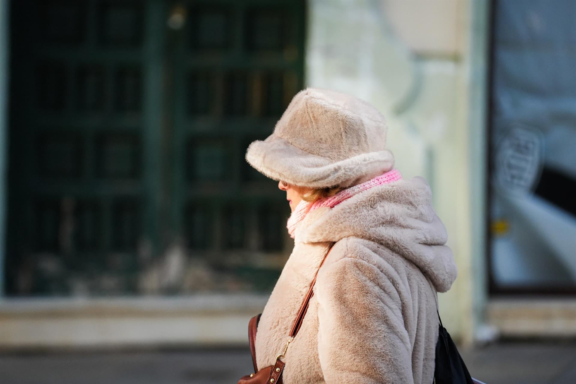 Mujer se protege del frío (archivo)
