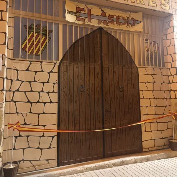 Puerta de entrada de su local social