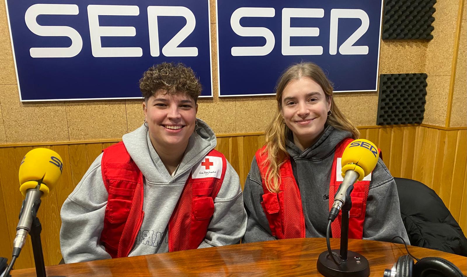 Lucía Martínez, coordinadora de Cruz Roja Juventud de Cuenca, y la voluntaria Marina Écija.