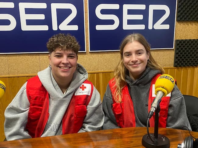 Lucía Martínez, coordinadora de Cruz Roja Juventud de Cuenca, y la voluntaria Marina Écija.