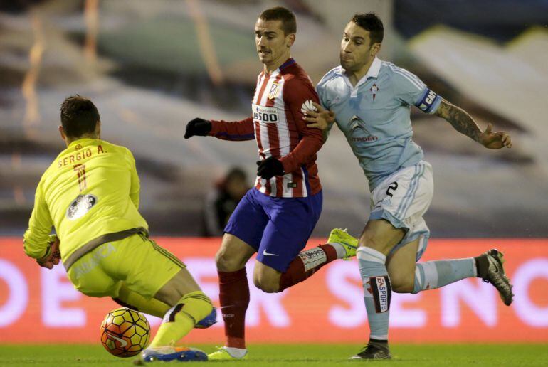Hugo Mallo pelea con Griezmann
