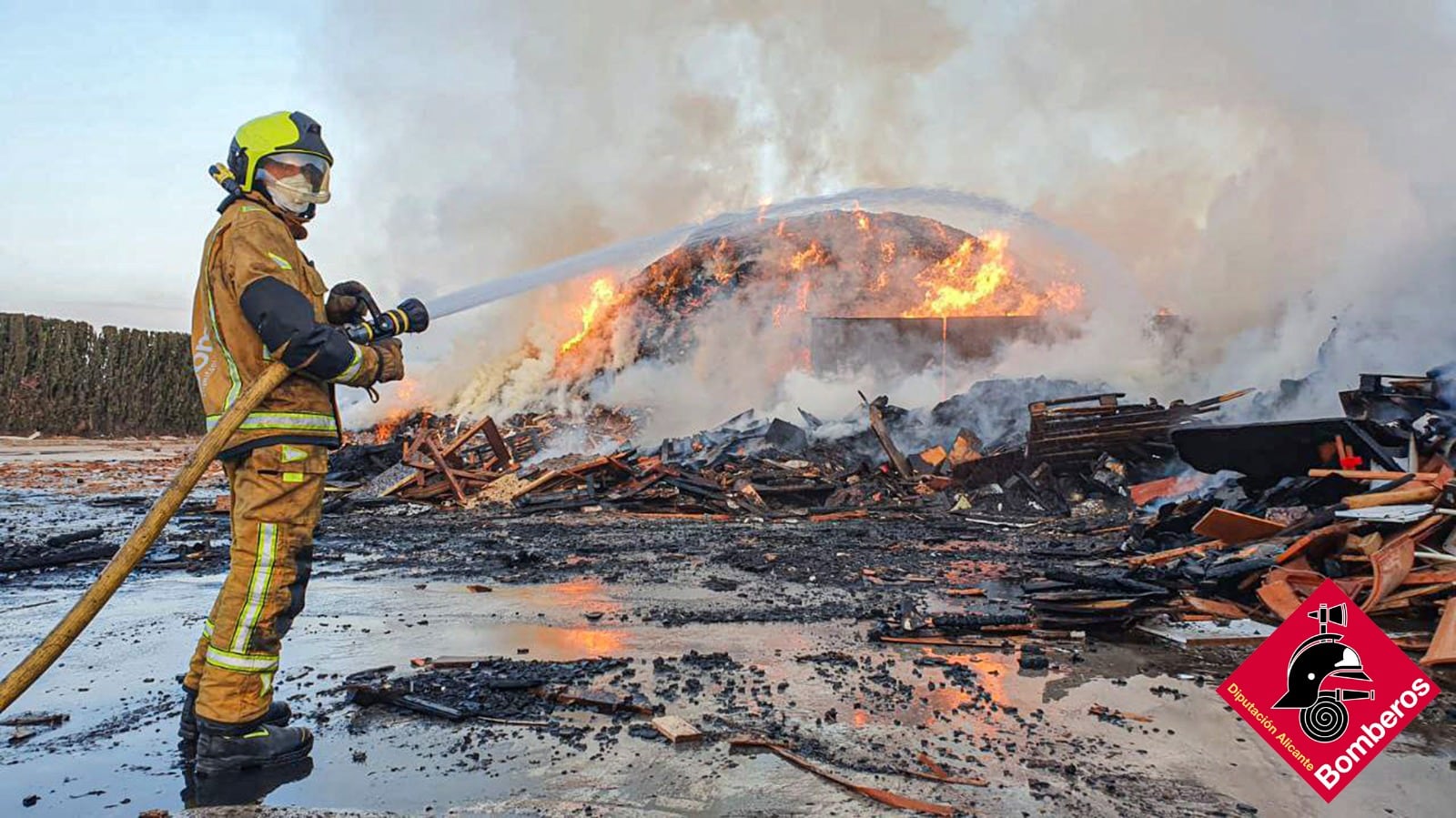 Un bombero en la extinción del incendio de la planta de reciclado de Villena