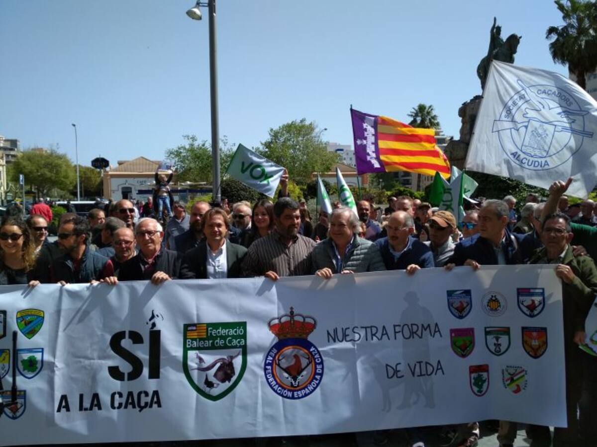 Unos 200 cazadores participan en Palma en una concentración para defender su actividad
