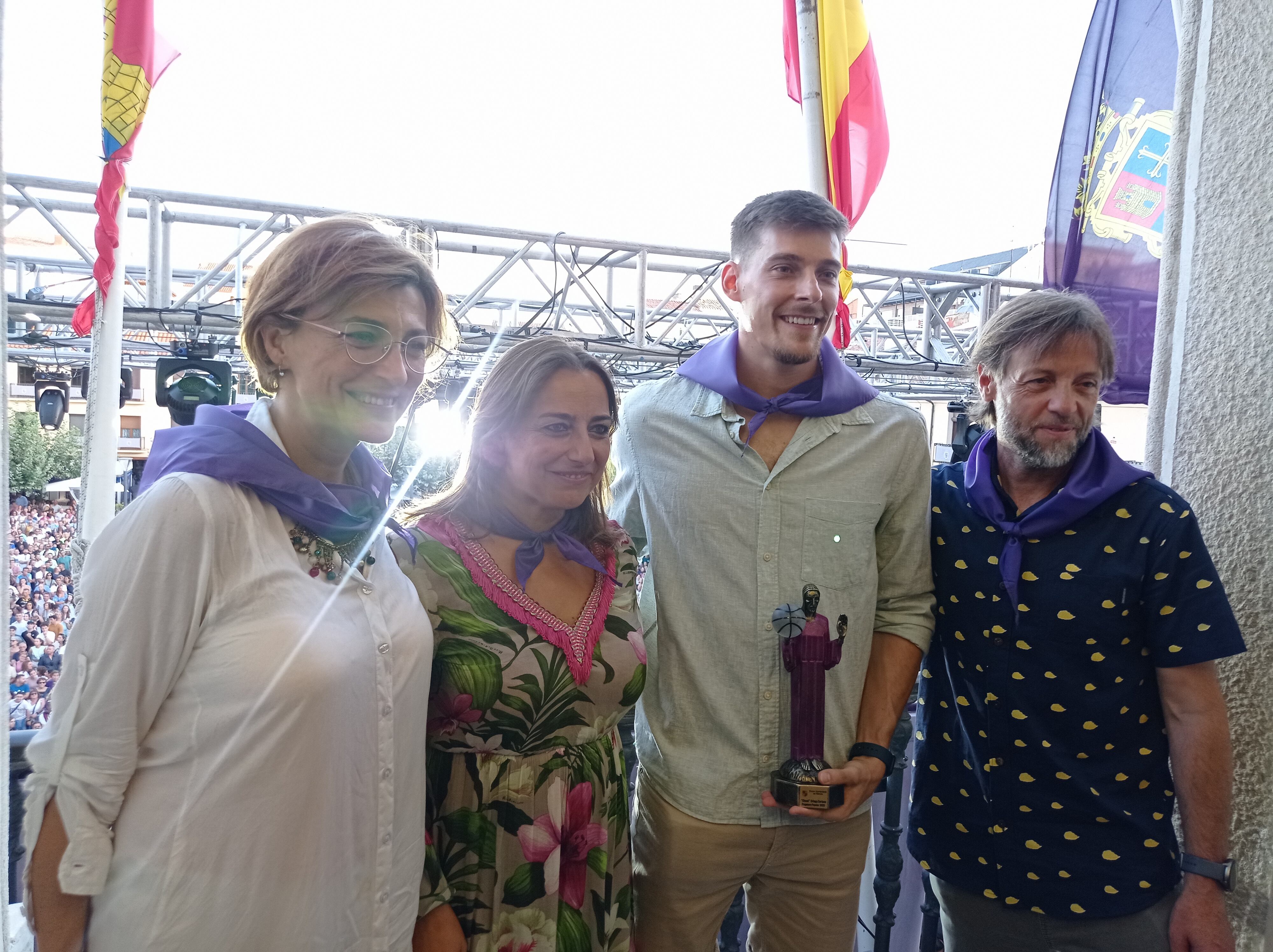 Judith Castro, Miriam Andrés, Chumi Ortega y Fran Fernández en el balcón del ayuntamiento