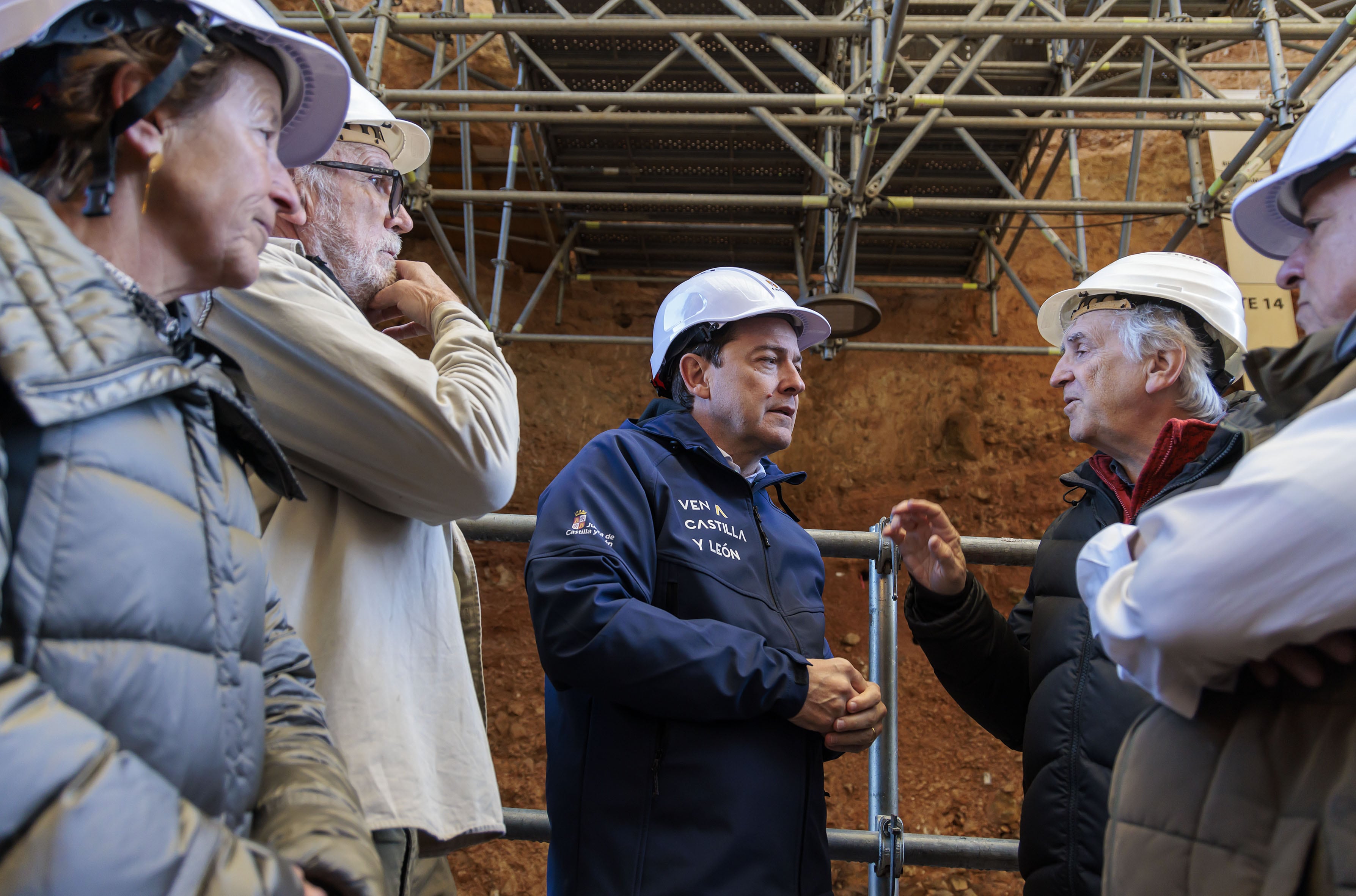 El presidente de la Junta de Castilla y León, Alfonso Fernández Mañueco, en su visita a los Yacimientos de Atapuerca,