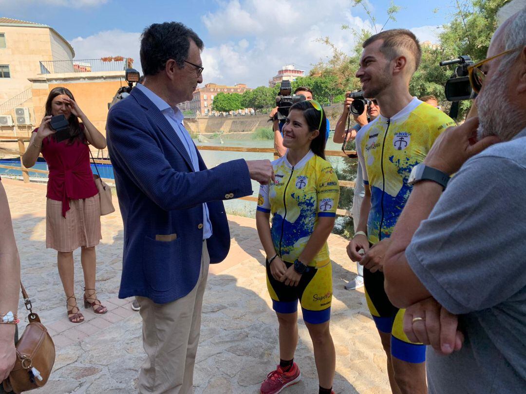 El alcalde de Murcia, José Ballesta, charlando con dos de los once jóvenes que participarán en la marcha solidaria