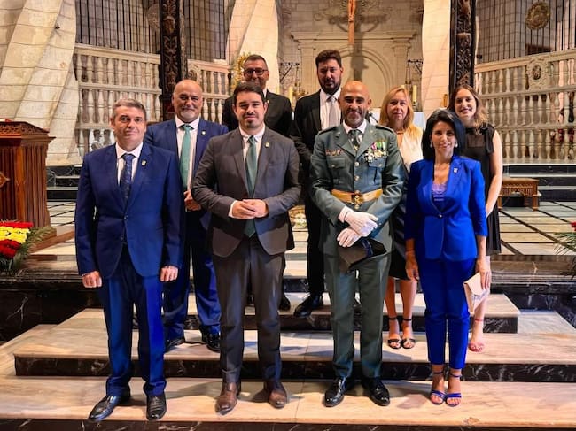 Concejales del PP con el teniente del destacamento de Villena