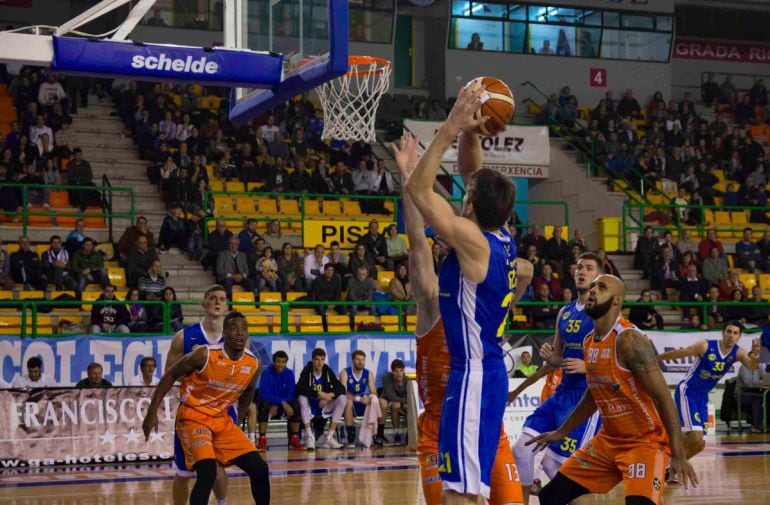 Pese a que en los últimos minutos lo intento, el COB perdía en el Pazo frente al Araberri por 71 a 76