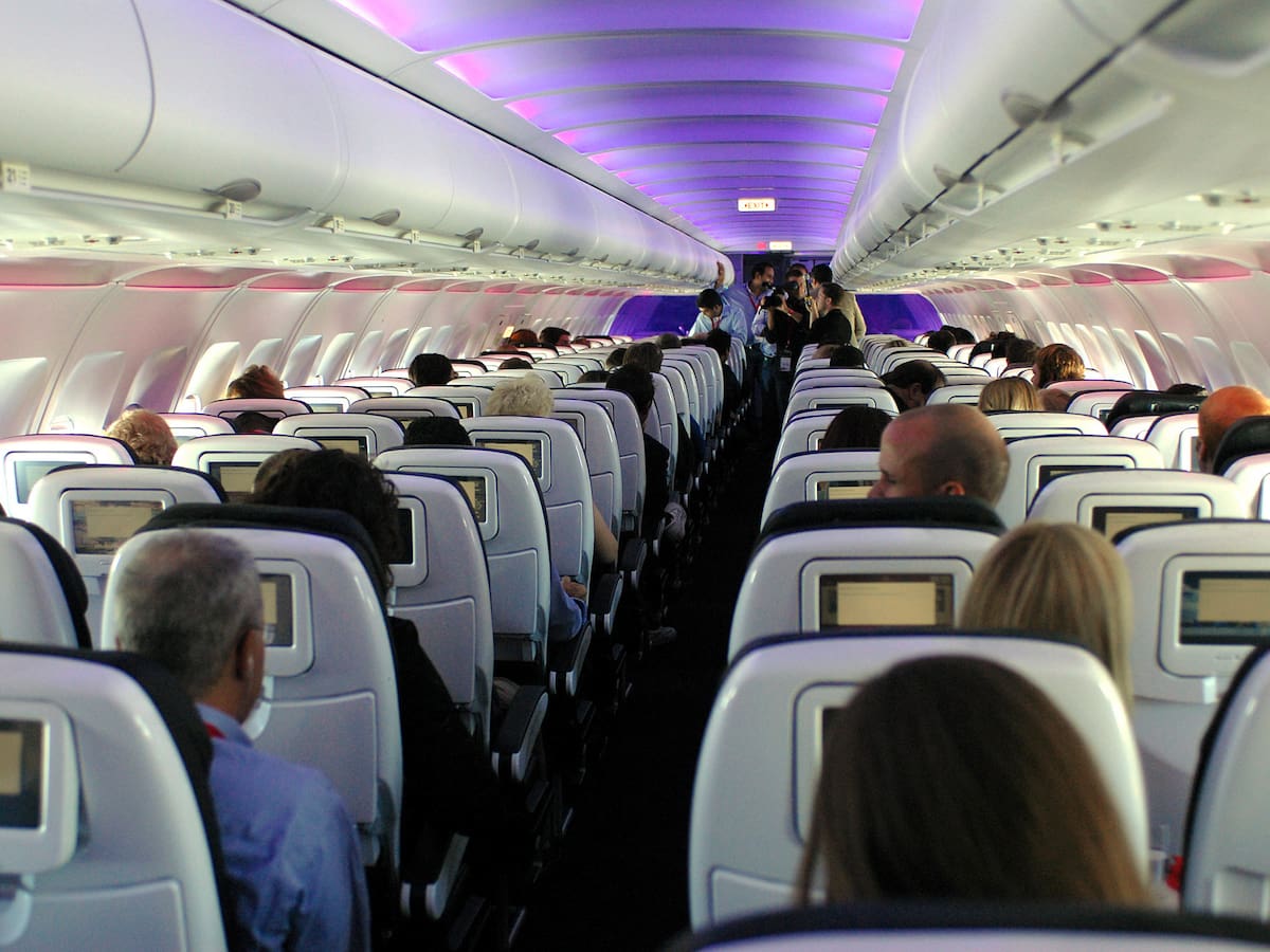 Prohíben a un niño de 10 años coger un avión por llevar una camiseta con el dibujo de una serpiente