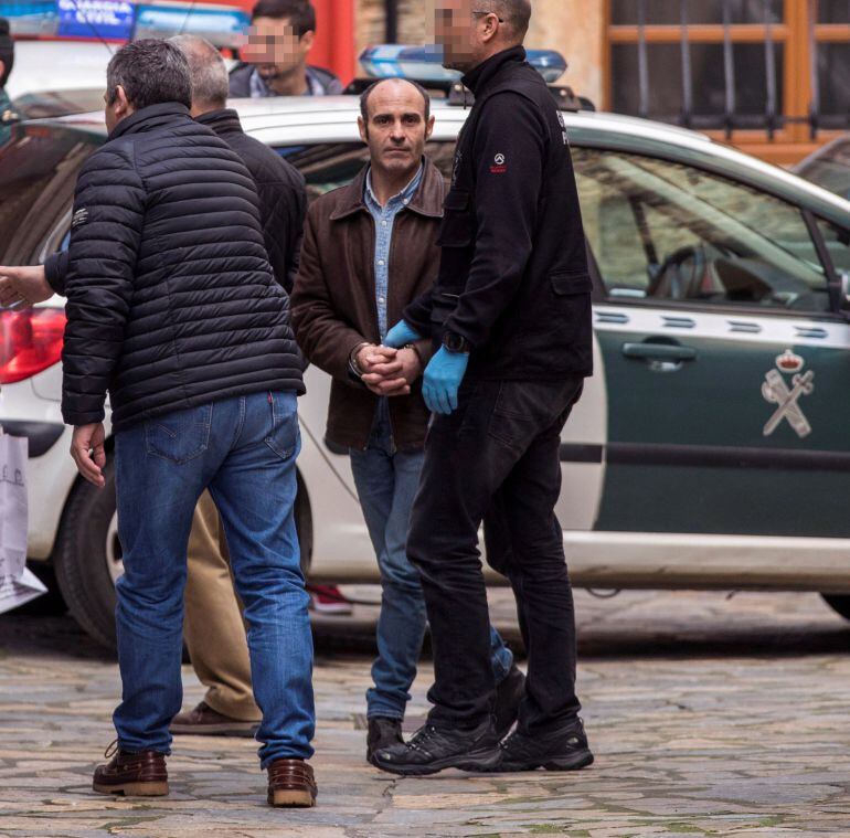 La Guardia Civil ha registrado dos viviendas habituales del arrestado, J. en las que se han recabado &quot;muestras&quot; que serán remitidas al laboratorio de criminalística.