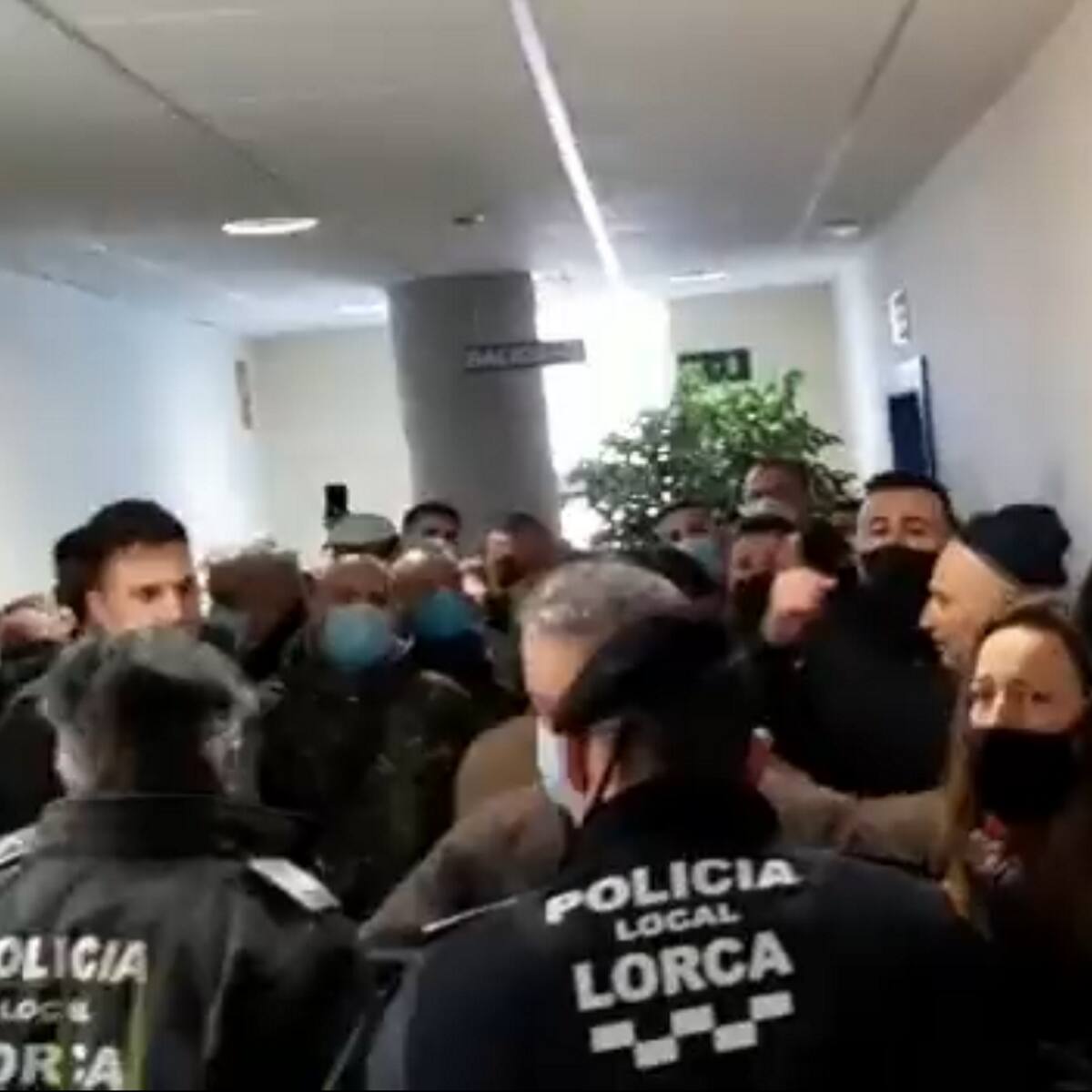 El Gobierno Regional, la FMRM, el PSOE, Podemos o Cs condenan el asalto al pleno de Lorca