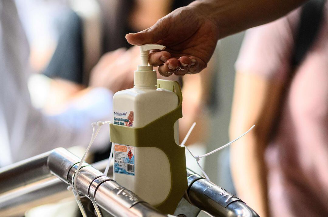 Un bote de gel hidroalcohólico en la ciudad de Hong Kong.