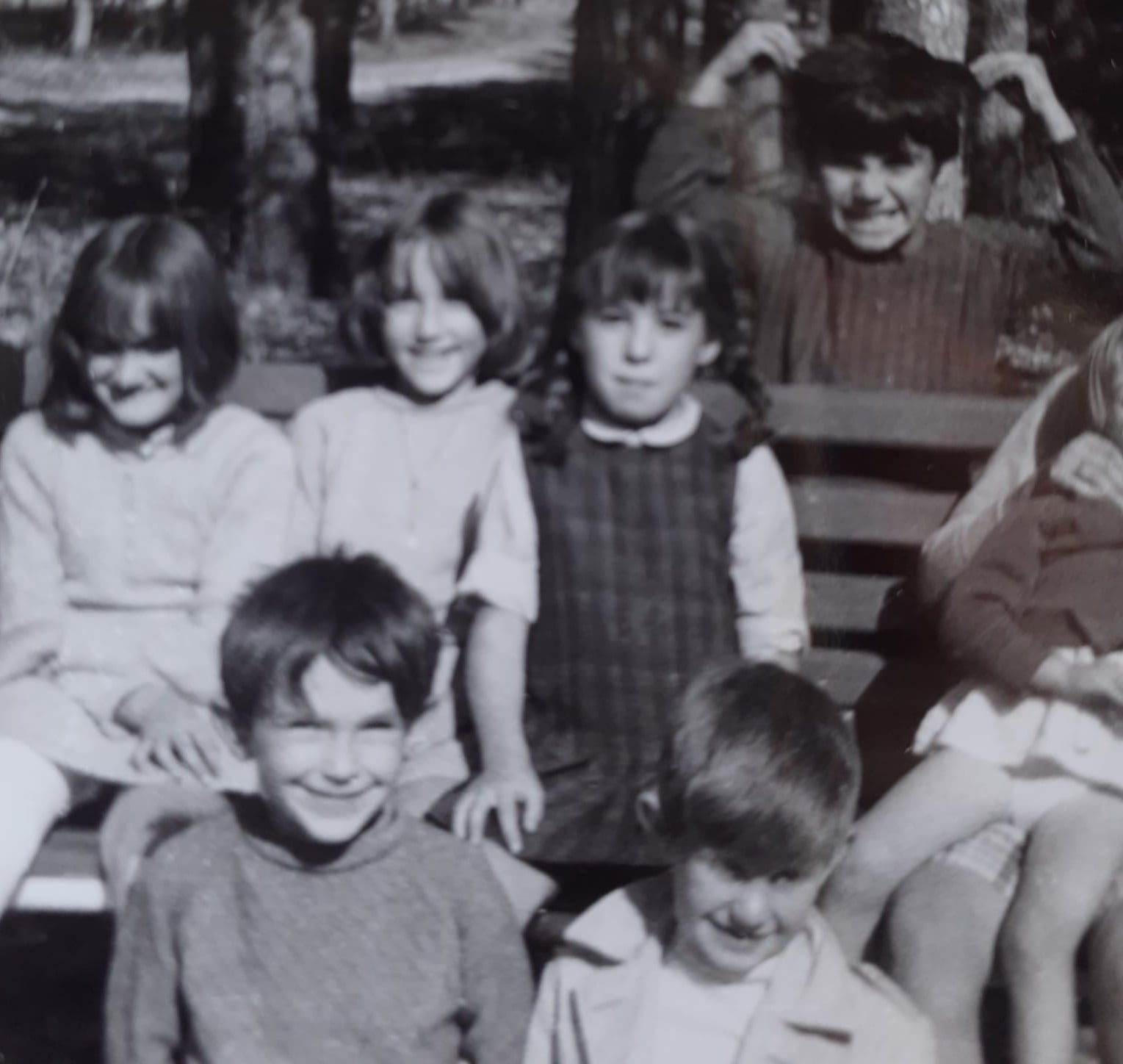 De niña, con sus amigos del barrio de la Virgen y la pierna escayolada