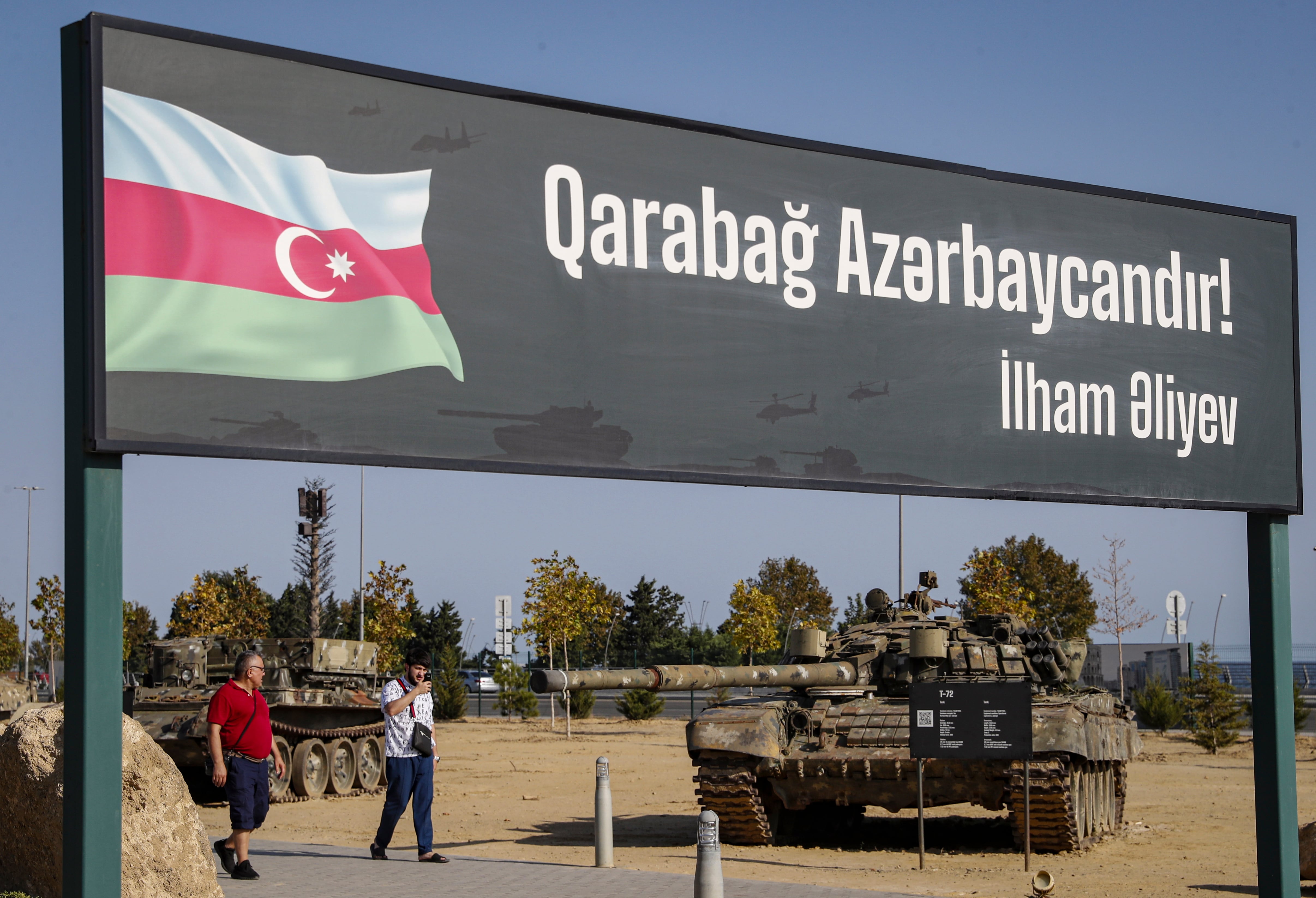 Un cartel al lado de un tanque donde se puede leer, Karabah es Azerbaijan y el nombre del presidente.