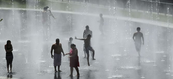 Varias personas mitigan las altas temperaturas en Madrid Río en una jornada en la que se deja sentir con fuerza la ola de calor que ha dejado la región en alerta naranja