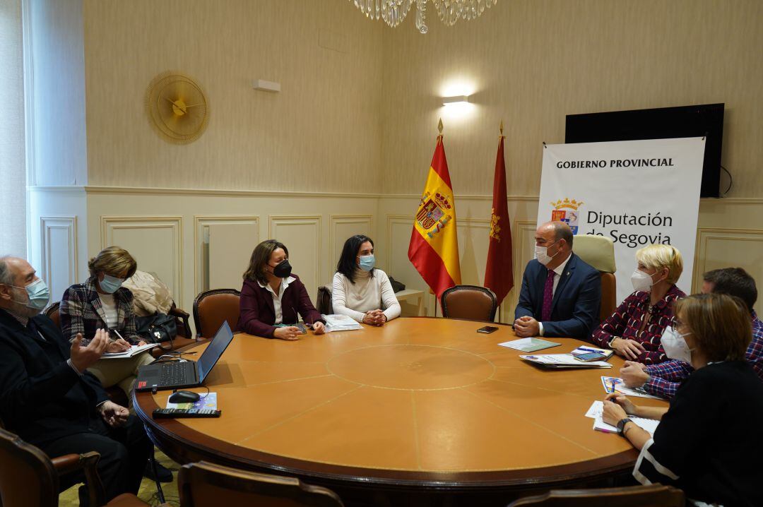 Imagen de la reunion entre la Diputación y el Colegio de Farmacéuticos 