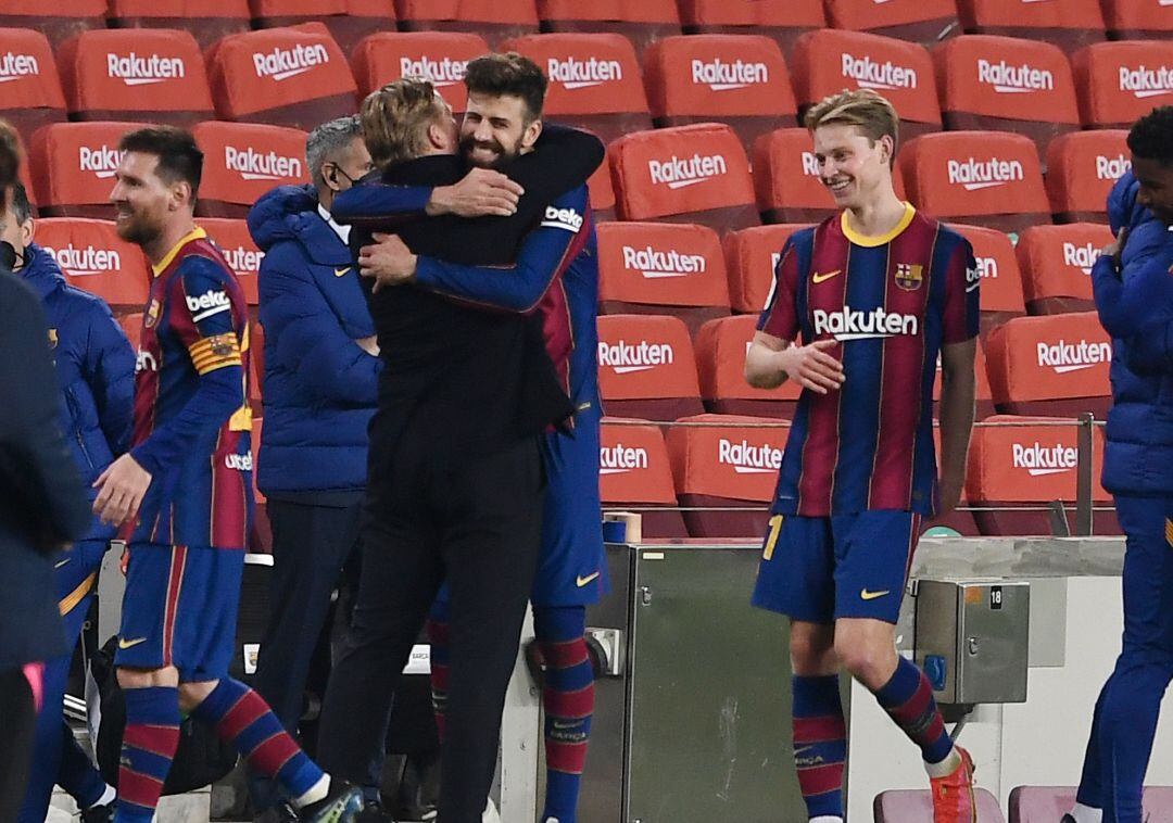 Ronald Koeman se funde en un abrazo con Gerard Piqué