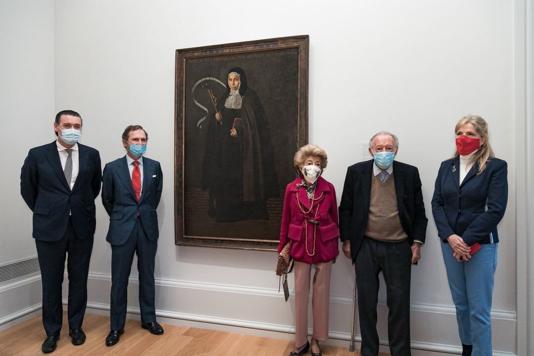 de izquierda a derecha: Miguel Zugaza, director del museo; Borja Baselga, director gerente de la Fundación Banco Santander; Carmen y Alejandro Fernández de Araoz, hijos de Carmen Marañón-Fernández de Araoz; y Patricia Arias, directora territorial País Vasco de Banco Santander y vocal del Patronato del museo. 